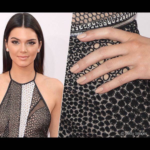 Para o AMA 2014, Kendall Jenner optou pelo tradicional esmalte nude, combinando com os detalhes de seu vestido